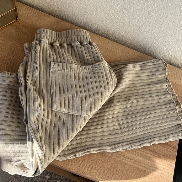 Flare knit pants 🍐 - Picture 2 of 3